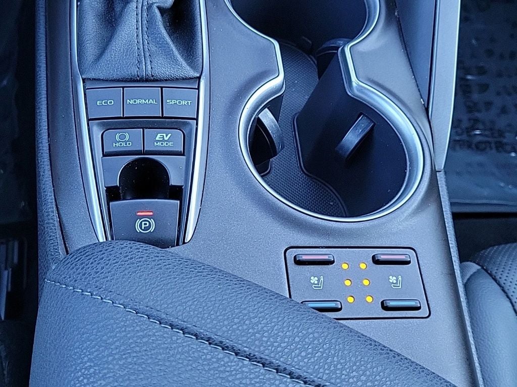 2022 Toyota Camry Hybrid XLE