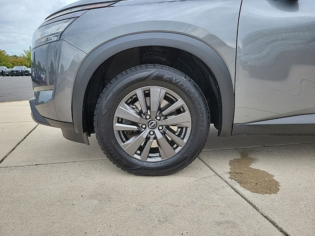 2022 Nissan Pathfinder SV