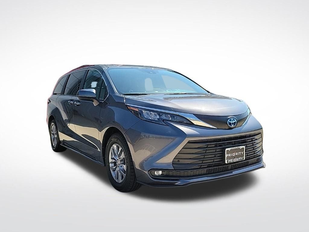 2025 Toyota Sienna XLE 8 Passenger